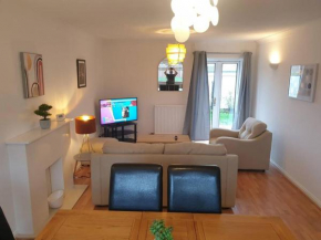 Stylish 3 Bedroom House with Free Parking